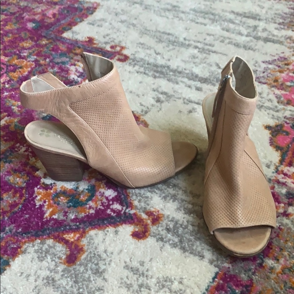 Naturalizer Balance perforated tan leather heels